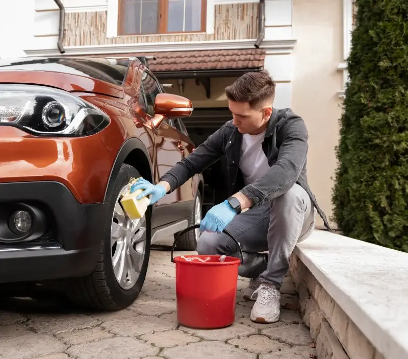 Lavage auto à domicile Belbeuf : professionnel intervenant sur un véhicule
